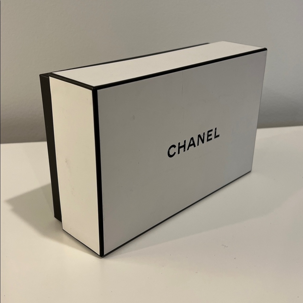 CHANEL Classic White and Black Box - Picture 3 of 5